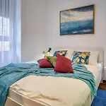 Center Amphitheater Apartment