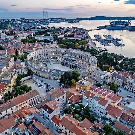 Center Amphitheater Daire