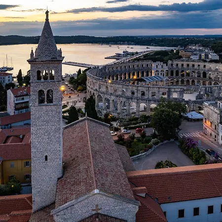 Center Amphitheater Daire *