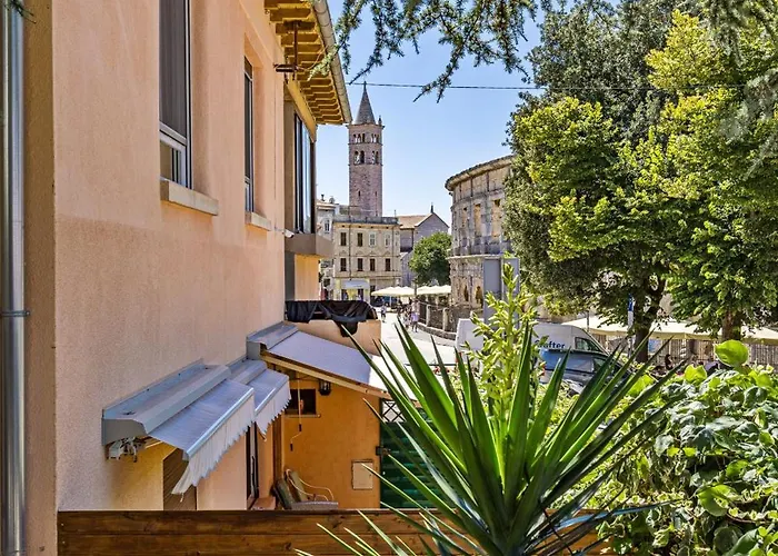 Center Amphitheater بولا